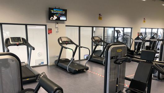 skærm i fitnesscenter