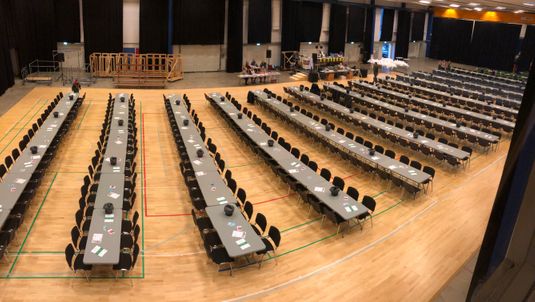 600 personer ved langborde 